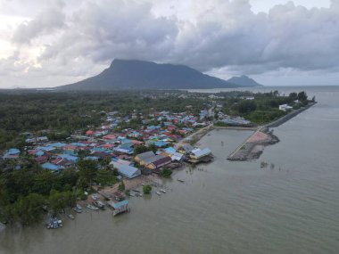 Santubong, Sarawak / Malezya - 29 Aralık 2020: Santubong 'un Yaratıcı Hava Atışları ve Malezya' nın Damai Sahilleri, Güney Çin Denizi 'nin yanında, arka planda Santubong Dağı bulunuyor..