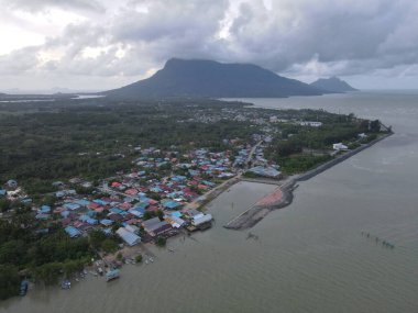 Santubong, Sarawak / Malezya - 29 Aralık 2020: Santubong 'un Yaratıcı Hava Atışları ve Malezya' nın Damai Sahilleri, Güney Çin Denizi 'nin yanında, arka planda Santubong Dağı bulunuyor..
