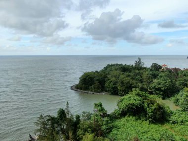 Santubong, Sarawak / Malezya - 29 Aralık 2020: Santubong 'un Yaratıcı Hava Atışları ve Malezya' nın Damai Sahilleri, Güney Çin Denizi 'nin yanında, arka planda Santubong Dağı bulunuyor..