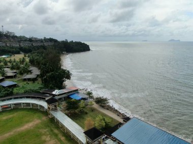 Santubong, Sarawak / Malezya - 29 Aralık 2020: Santubong 'un Yaratıcı Hava Atışları ve Malezya' nın Damai Sahilleri, Güney Çin Denizi 'nin yanında, arka planda Santubong Dağı bulunuyor..