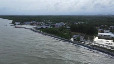 Santubong 'un yaratıcı hava atışları ve Sarawak Malezya' nın Damai sahilleri, Güney Çin Denizi 'nin yanında, arka planda güçlü Santubong Dağı var.