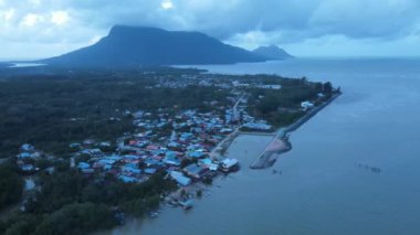 Santubong 'un yaratıcı hava atışları ve Sarawak Malezya' nın Damai sahilleri, Güney Çin Denizi 'nin yanında, arka planda güçlü Santubong Dağı var.