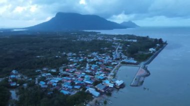 Santubong 'un yaratıcı hava atışları ve Sarawak Malezya' nın Damai sahilleri, Güney Çin Denizi 'nin yanında, arka planda güçlü Santubong Dağı var.