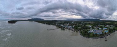 Sematan Sahili ve Sarawak ve Borneo Adası 'nın en güney kısmının kıyı şeridi.