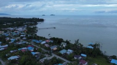Sematan Sahili ve Sarawak ve Borneo Adası 'nın en güney kısmının kıyı şeridi.
