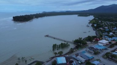 Sematan Sahili ve Sarawak ve Borneo Adası 'nın en güney kısmının kıyı şeridi.