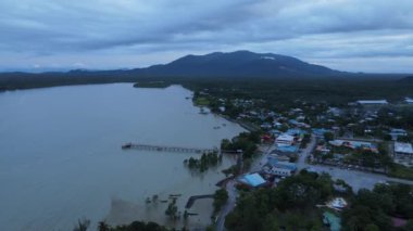 Sematan Sahili ve Sarawak ve Borneo Adası 'nın en güney kısmının kıyı şeridi.