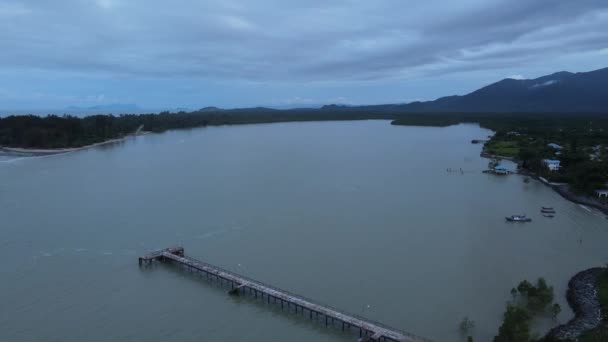 沙捞越和婆罗洲岛最南端的Sematan海滩和海岸线 — 图库视频影像