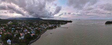 Sematan Sahili ve Sarawak ve Borneo Adası 'nın en güney kısmının kıyı şeridi.