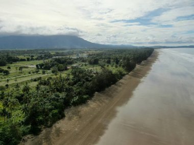 Sematan Sahili ve Sarawak ve Borneo Adası 'nın en güney kısmının kıyı şeridi.