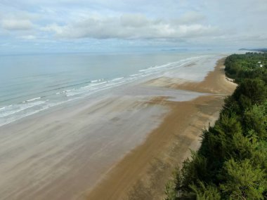 Sematan Sahili ve Sarawak ve Borneo Adası 'nın en güney kısmının kıyı şeridi.
