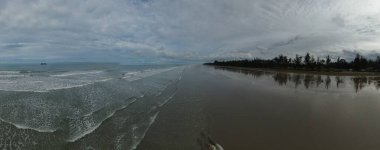 Sematan Sahili ve Sarawak ve Borneo Adası 'nın en güney kısmının kıyı şeridi.