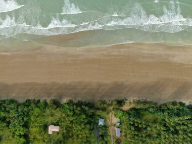 Sematan Sahili ve Sarawak ve Borneo Adası 'nın en güney kısmının kıyı şeridi.