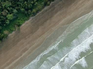 Sematan Sahili ve Sarawak ve Borneo Adası 'nın en güney kısmının kıyı şeridi.