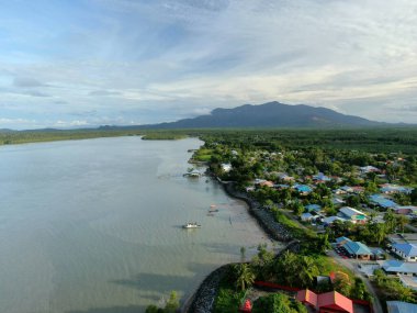 Sematan Sahili ve Sarawak ve Borneo Adası 'nın en güney kısmının kıyı şeridi.