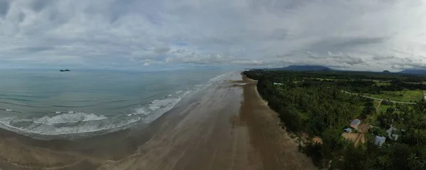 沙捞越和婆罗洲岛最南端的Sematan海滩和海岸线 — 图库照片