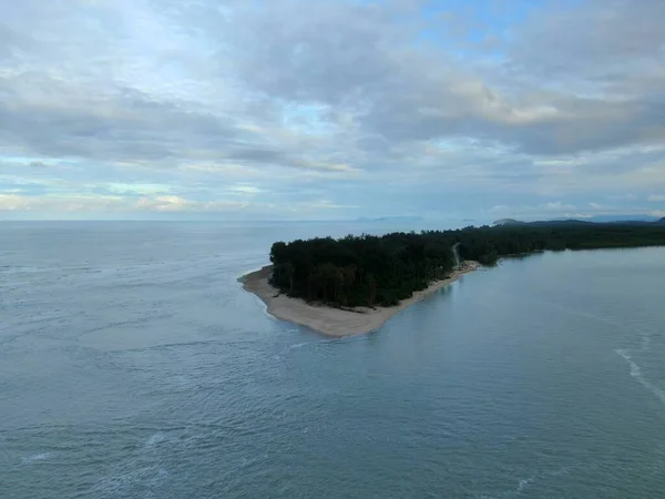 沙捞越和婆罗洲岛最南端的Sematan海滩和海岸线 — 图库照片