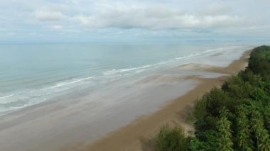 Sematan Sahili ve Sarawak ve Borneo Adası 'nın en güney kısmının kıyı şeridi.