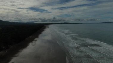 Sematan Sahili ve Sarawak ve Borneo Adası 'nın en güney kısmının kıyı şeridi.