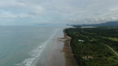 Sematan Sahili ve Sarawak ve Borneo Adası 'nın en güney kısmının kıyı şeridi.