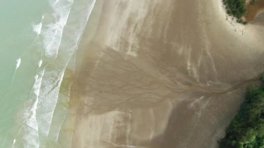 Sematan Sahili ve Sarawak ve Borneo Adası 'nın en güney kısmının kıyı şeridi.