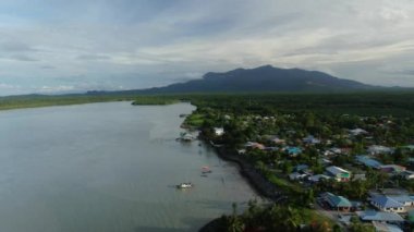 Sematan Sahili ve Sarawak ve Borneo Adası 'nın en güney kısmının kıyı şeridi.