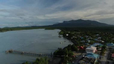 Sematan Sahili ve Sarawak ve Borneo Adası 'nın en güney kısmının kıyı şeridi.