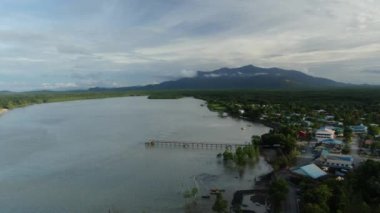 Sematan Sahili ve Sarawak ve Borneo Adası 'nın en güney kısmının kıyı şeridi.