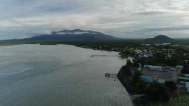 Sematan Sahili ve Sarawak ve Borneo Adası 'nın en güney kısmının kıyı şeridi.