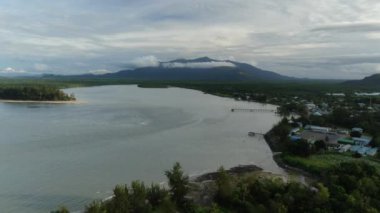 Sematan Sahili ve Sarawak ve Borneo Adası 'nın en güney kısmının kıyı şeridi.