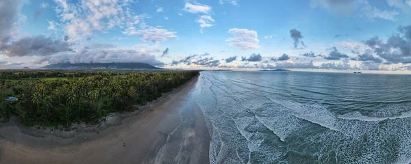 사라와크 보르네오섬의 남쪽에 세마탄 해변과 — 스톡 사진