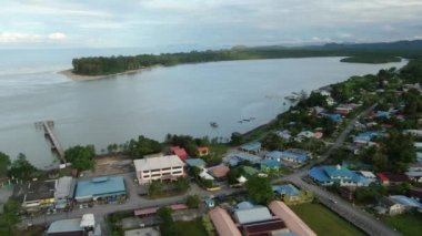 Sematan Sahili ve Sarawak ve Borneo Adası 'nın en güney kısmının kıyı şeridi.