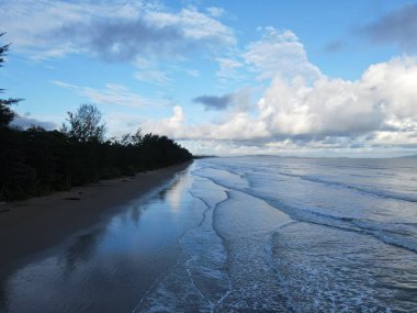 Sematan Sahili ve Sarawak ve Borneo Adası 'nın en güney kısmının kıyı şeridi.