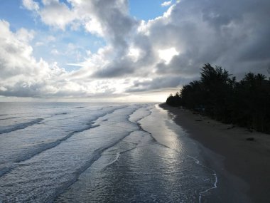 Sematan Sahili ve Sarawak ve Borneo Adası 'nın en güney kısmının kıyı şeridi.