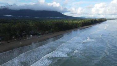 Sematan Sahili ve Sarawak ve Borneo Adası 'nın en güney kısmının kıyı şeridi.