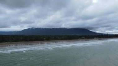 Sematan Sahili ve Sarawak ve Borneo Adası 'nın en güney kısmının kıyı şeridi.