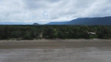 Sematan Sahili ve Sarawak ve Borneo Adası 'nın en güney kısmının kıyı şeridi.