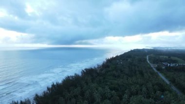 Sematan Sahili ve Sarawak ve Borneo Adası 'nın en güney kısmının kıyı şeridi.