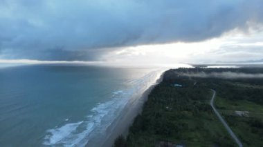 Sematan Sahili ve Sarawak ve Borneo Adası 'nın en güney kısmının kıyı şeridi.