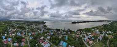 Sematan Sahili ve Sarawak ve Borneo Adası 'nın en güney kısmının kıyı şeridi.