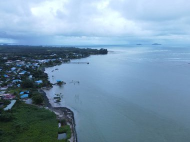 Sematan Sahili ve Sarawak ve Borneo Adası 'nın en güney kısmının kıyı şeridi.