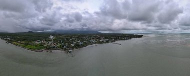 Sematan Sahili ve Sarawak ve Borneo Adası 'nın en güney kısmının kıyı şeridi.