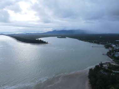 Sematan Sahili ve Sarawak ve Borneo Adası 'nın en güney kısmının kıyı şeridi.