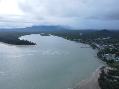 Sematan Sahili ve Sarawak ve Borneo Adası 'nın en güney kısmının kıyı şeridi.