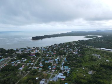 Sematan Sahili ve Sarawak ve Borneo Adası 'nın en güney kısmının kıyı şeridi.