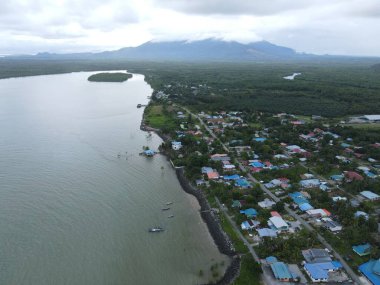 Sematan Sahili ve Sarawak ve Borneo Adası 'nın en güney kısmının kıyı şeridi.