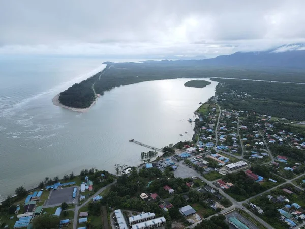 Sematan Sahili ve Sarawak ve Borneo Adası 'nın en güney kısmının kıyı şeridi.