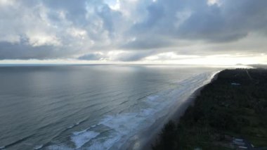 Sematan Sahili ve Sarawak ve Borneo Adası 'nın en güney kısmının kıyı şeridi.