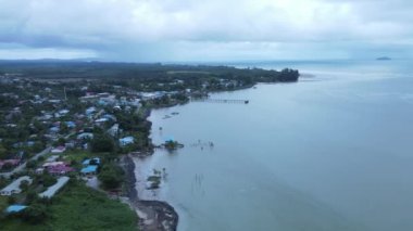 Sematan Sahili ve Sarawak ve Borneo Adası 'nın en güney kısmının kıyı şeridi.