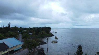 Sematan Sahili ve Sarawak ve Borneo Adası 'nın en güney kısmının kıyı şeridi.